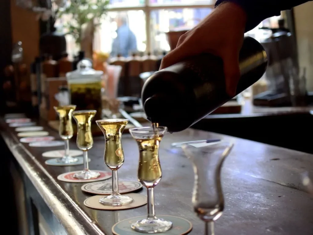 Genever inschenken in tulp glazen