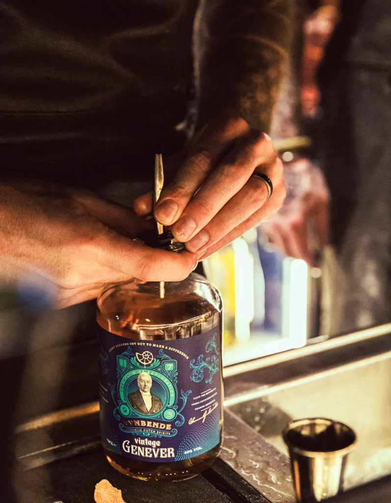 Rynbende Fles op bar tube plaatsen