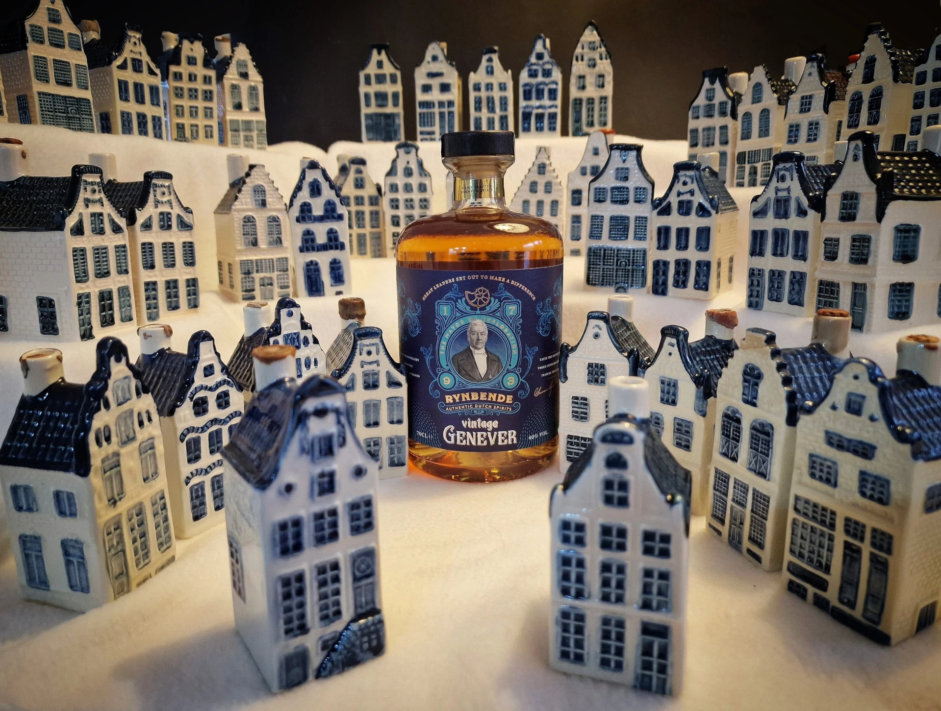 KLM huisjes dorp met Rynbende's Vintage Genever in het midden