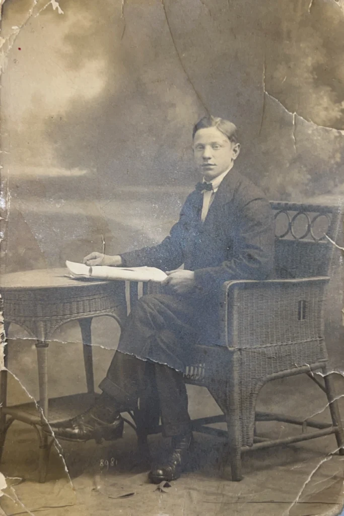 Job Kramer Freher zittende in een stoel aan een tafel met papier voor zich